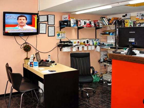 Sector de atención con escritorio y exhibidores de accesorios
