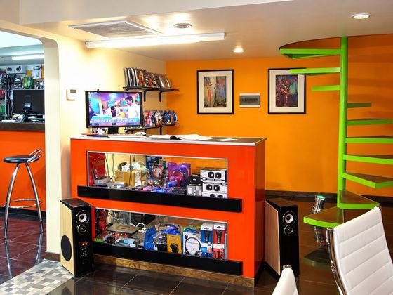 Mostrador con exhibidor de accesorios y parlantes