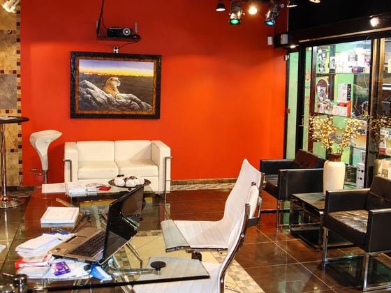 Sala de atención con sillones y vidriera