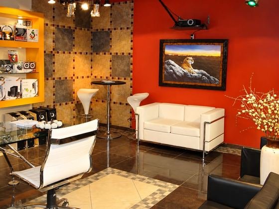 Showroom con exhibidores de audio y sector de espera