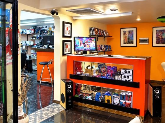 Mostrador de recepción con exhibidor de accesorios